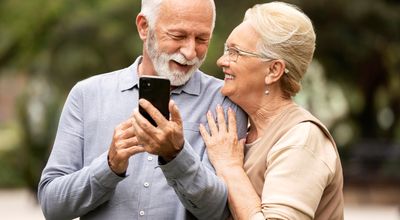 Smartphones senioren in Alkmaar: rustig oriënteren in een stad met karakter