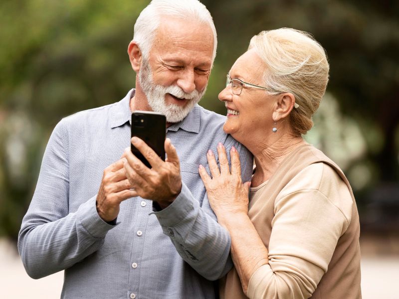 Smartphones senioren in Alkmaar: rustig oriënteren in een stad met karakter