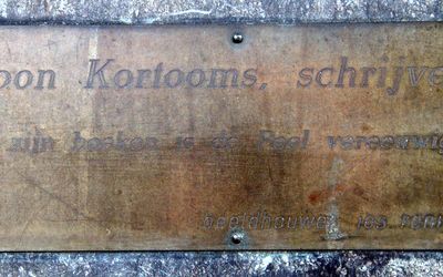 Venray — TOON KORTOOMS schrijver in zijn boeken is de Peel vereeuwigd beeldhouwer JOS RENIERS 1991.jpg