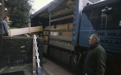 Alkmaar — Transport van opgeslagen Laatste Oordeel gewelfbeschot uit Rijksmuseum naar Grote kerk Alkmaar Tusse - RAA-DMGA-02595 - RAA Elsinga.jpg