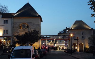 Zutphen — Valkenburg, kerstverlichting 2014, Berkelpoort.JPG