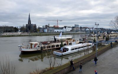 Zaandam — View of Wyck from the Wilhelminabrug, with the Kesselskade and moored ships in the foreground, Maastricht, 2017.jpg