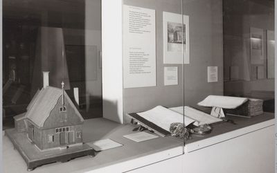 Zaandam — Vitrine met diverse objecten waaronder een maquette van het Czaar Peterhuisje, HA-0011268.jpg