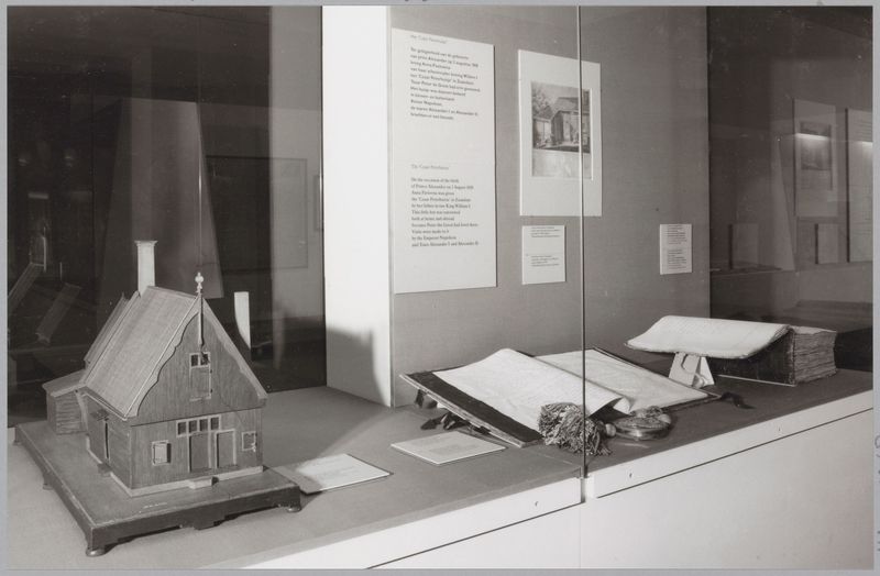 Zaandam — Vitrine met diverse objecten waaronder een maquette van het Czaar Peterhuisje, HA-0011268.jpg
