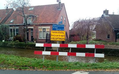 Pijnacker-Nootdorp — Voorkom afsluiting, houd je aan de regels! BLIJFTHUIS sign, Oude Leede (2020) 01.jpg