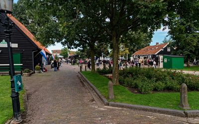 Zaanstad — Zaandijk - Zaanse Schans - Kraaienest - Zeilenmakerspad - View East towards Zaans Museum.jpg