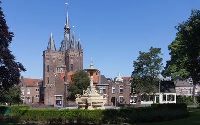 Zwolle — Zwolle, fontein bij het Van Nahuysplein RM41594 met de Sassenpoort RM41788 op de achtergrond foto6 2016-06-05 10.16.jpg
