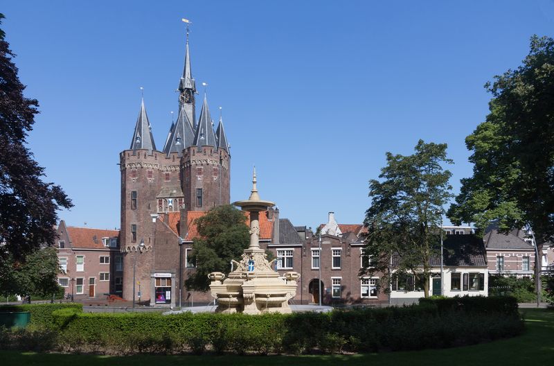 Zwolle — Zwolle, fontein bij het Van Nahuysplein RM41594 met de Sassenpoort RM41788 op de achtergrond foto6 2016-06-05 10.16.jpg