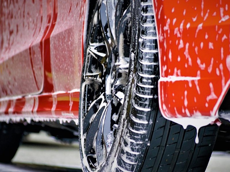 Eenvoudige manieren om uw auto mooier te maken en zijn restwaarde te verhogen