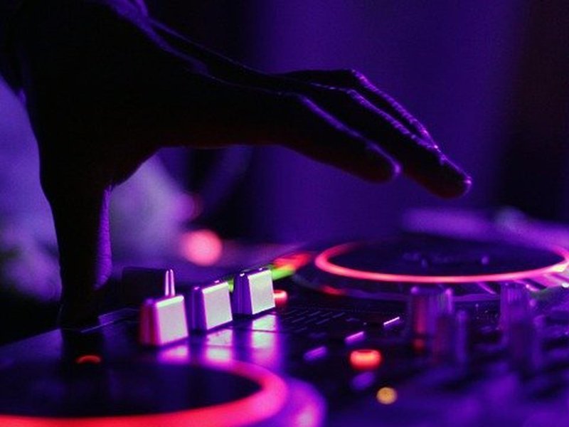 Ga je een feest geven? Denk dan ook aan het boeken van een DJ!