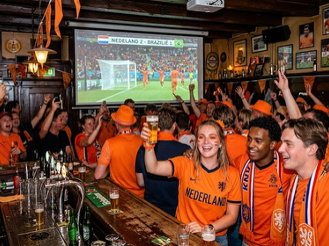 De ultieme gids voor voetbal kijken in de Amsterdamse horeca